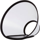 Transparenter Kegel mit schwarzem Rand, der eine ellipsenartige Form hat und Licht reflektiert.