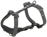 Graues Hundegeschirr mit verstellbaren Riemen und Metallringen, aus einem texturierten Stoff gefertigt.