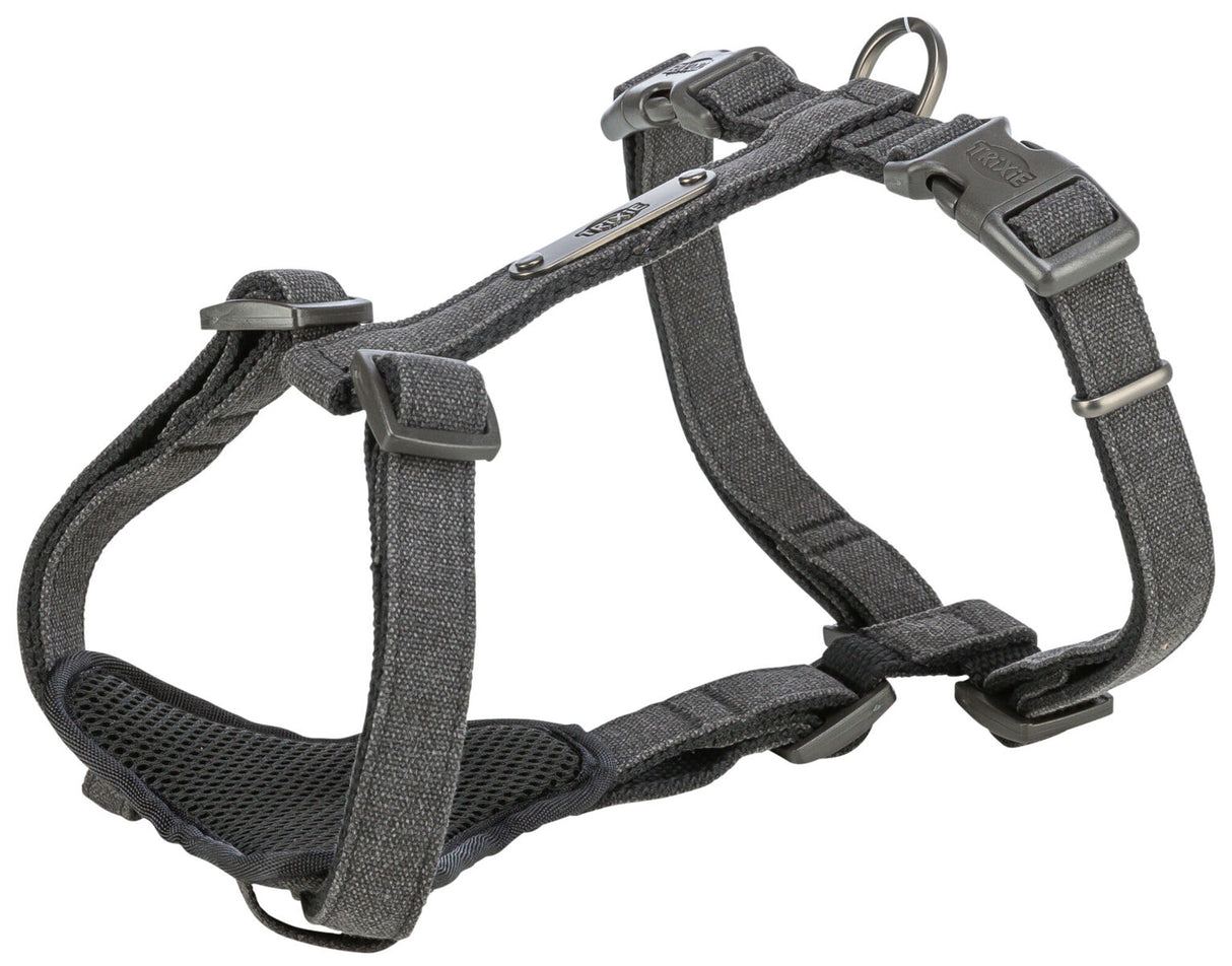 Graues Hundegeschirr mit verstellbaren Riemen und Metallringen, aus einem texturierten Stoff gefertigt.