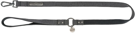 Grauer Hundegurt mit Karabinerhaken und Logo-Plakette, längenverstellbar, aus robustem Material.
