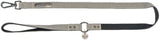Beige und schwarze Hundeleine mit Metallverschluss und Markenplakette, versehen mit „TRIXIE“-Schriftzug.