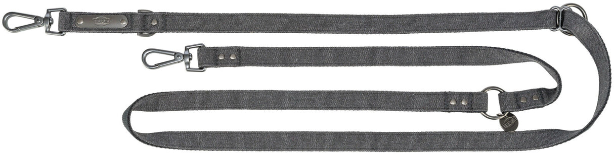 Lange graue Hundeleine mit zwei Karabinern und Metallöse aus robustem Material, Aufdruck "TRIXIE" sichtbar.