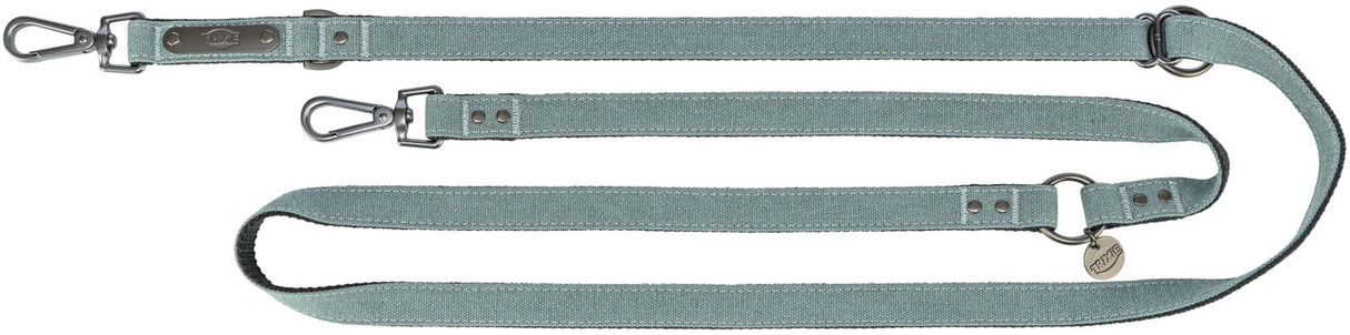 Grüne Hundeleine mit Metallkarabinern und einem Markenetikett, längenverstellbar mit zwei D-Ringen.