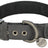 Graues Hundehalsband mit Metallschnalle, Ösen und einem runden Anhänger mit der Aufschrift „Trixie“.