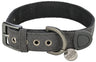 Graues Hundehalsband mit Metallschnalle, Ösen und einem runden Anhänger mit der Aufschrift „Trixie“.