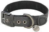 Graues Hundehalsband mit Metallschnalle, Ösen und einem runden Anhänger mit der Aufschrift „Trixie“.