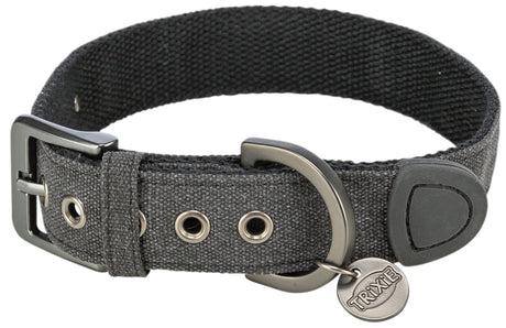 Graues Hundehalsband mit Metallschnalle, Ösen und einem runden Anhänger mit der Aufschrift „Trixie“.