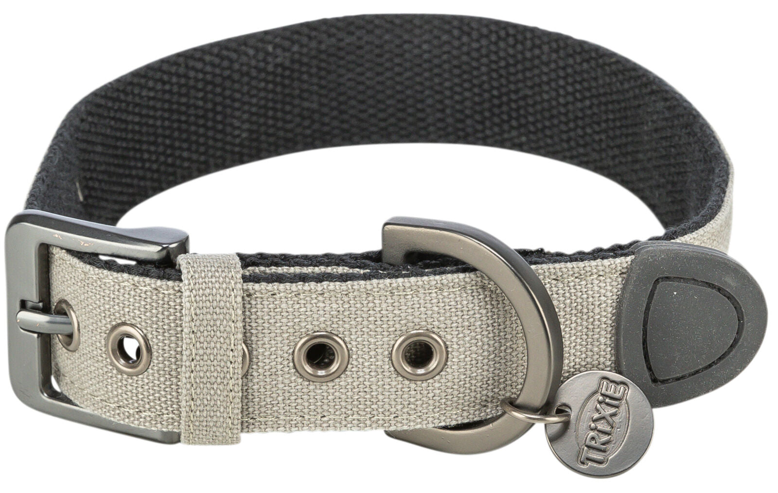 Ein beige-graues Hundehalsband mit Metallschnalle, Ösen, D-Ring und einem Trixie-Logo am Anhänger.