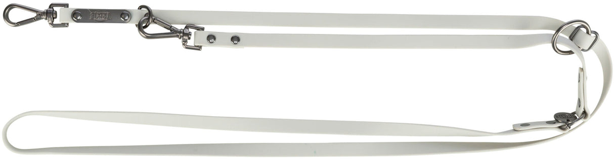Weiße Hundeleine mit silbernen Metallverschlüssen und Schnallen, langer Riemen, rundes Endstück.