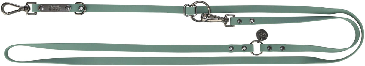 Grüne Hundeleine mit Metallbeschlägen, Ringen und Karabinern, aufgedruckter Schriftzug "TRIXIE".