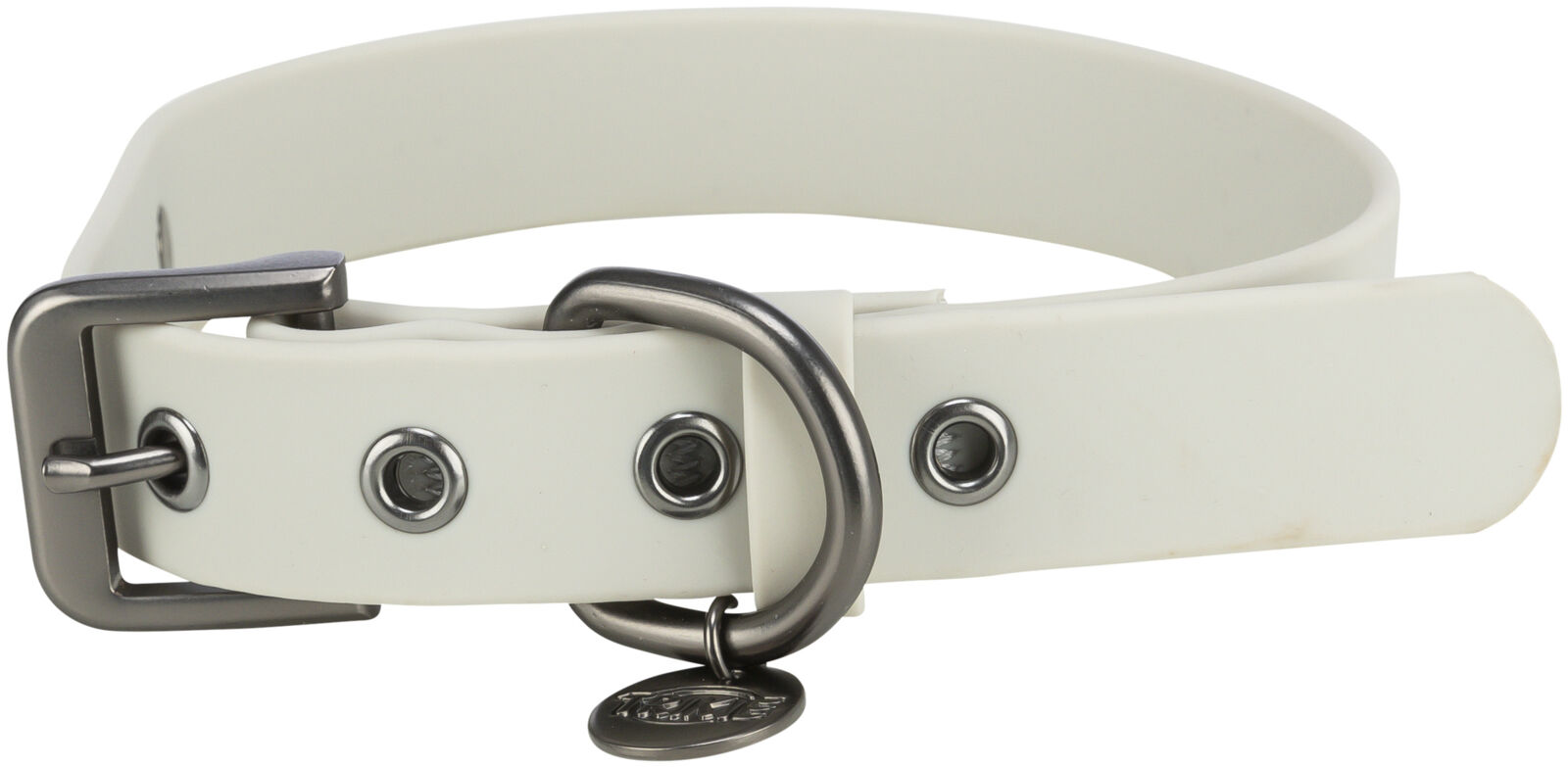Weißes Hundehalsband mit metallischer Schnalle und D-Ring sowie Anhänger an der Öse.