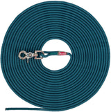 Lange, grüne Hundeleine mit silbernem Verschluss, aufgerollt und mit dem Label "Trixie".