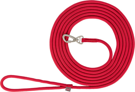Rote, geflochtene Hundeleine mit silbernem Metallkarabiner und Schlaufe, aufgerollt dargestellt.