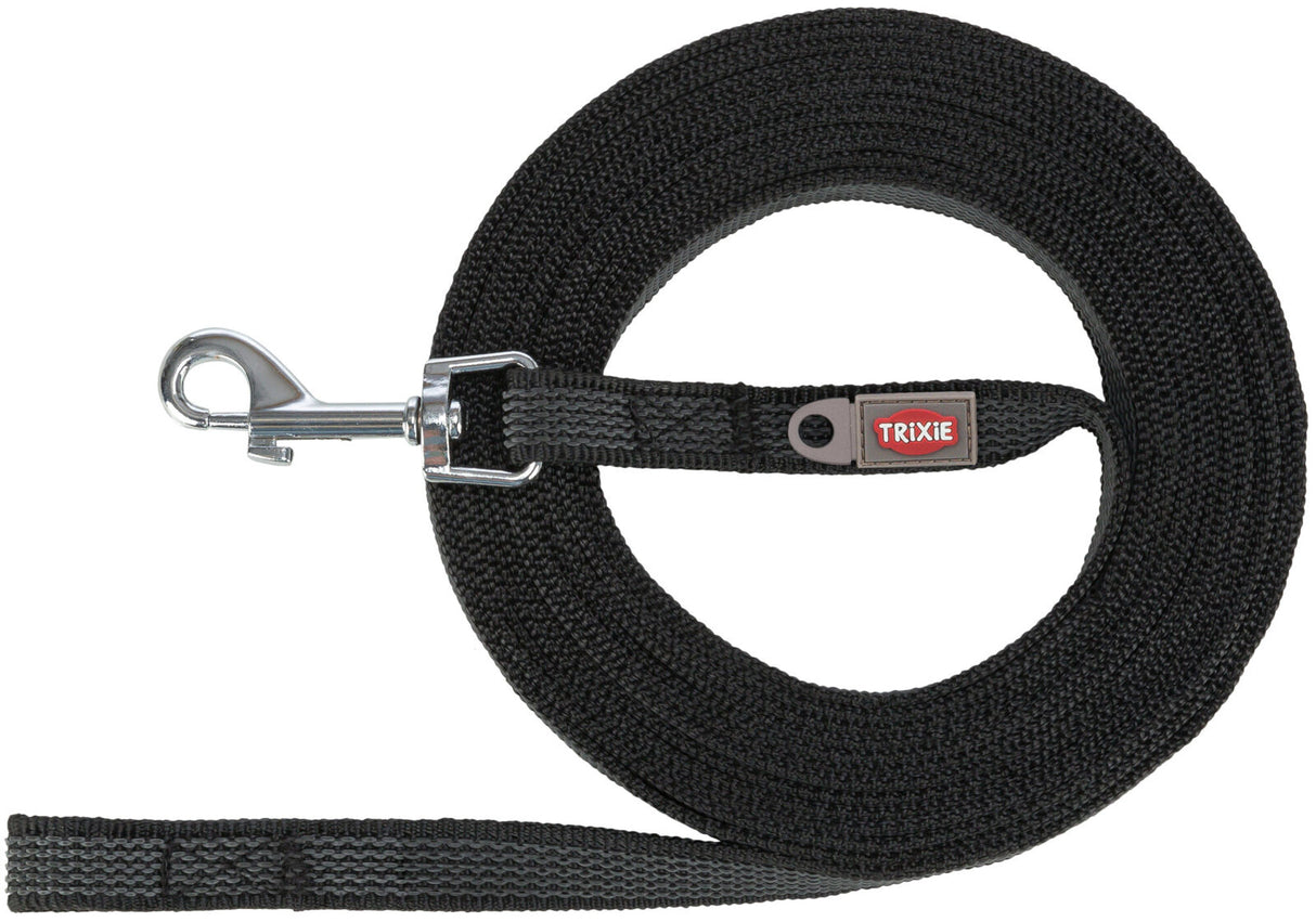 Schwarze Hundeleine mit Metallhaken, aufgerollt, mit rotem "TRIXIE"-Logo auf einem Etikett.