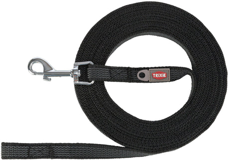Schwarze Hundeleine mit Metallhaken, aufgerollt, mit rotem "TRIXIE"-Logo auf einem Etikett.