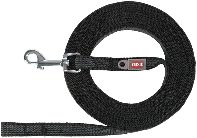Schwarze Hundeleine mit Metallhaken, aufgerollt, mit rotem "TRIXIE"-Logo auf einem Etikett.