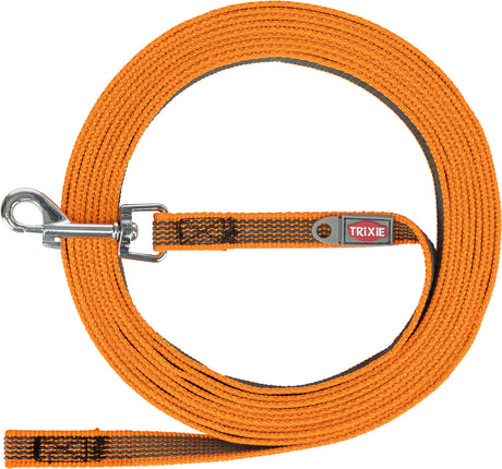 Orangefarbene Hundeleine mit silbernem Karabinerhaken und Trixie-Logo, zusammengerollt dargestellt.