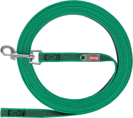 Grüne Hundeleine mit Metallkarabiner und rotem "Trixie"-Logo auf dem Verschluss.