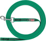 Grüne Hundeleine mit Metallkarabiner und rotem "Trixie"-Logo auf dem Verschluss.