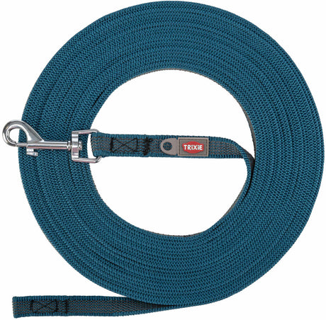 Blaue Hundeleine, aufgerollt mit silbernem Karabinerhaken und rotem "Trixie"-Logoetikett.