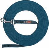 Blaue Hundeleine, aufgerollt mit silbernem Karabinerhaken und rotem "Trixie"-Logoetikett.