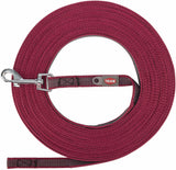 Lange, rote Hundeleine mit silbernem Karabiner und "TRIXIE"-Logo auf grauem Etikett erkennbar.