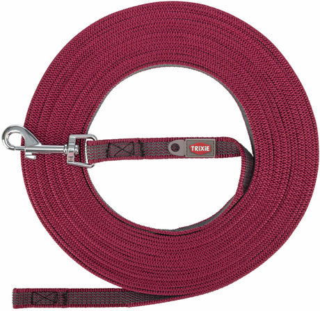 Lange, rote Hundeleine mit silbernem Karabiner und "TRIXIE"-Logo auf grauem Etikett erkennbar.