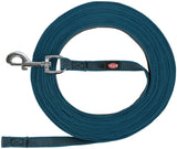 Blaue Hundeleine aus Textil mit Metallhaken, aufgerollt und mit rotem Etikett von "Trixie".
