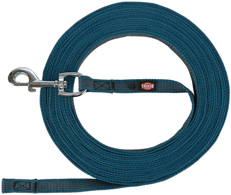 Blaue Hundeleine aus Textil mit Metallhaken, aufgerollt und mit rotem Etikett von "Trixie".