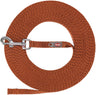 Lange, rotbraune Hundeleine mit Metallhaken und kleinem TRIXIE-Logo auf dem Gurtband.