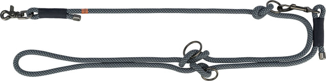Graue Hundeleine mit Karabinerhaken und Verstellringen, im Flechtmusterdesign.