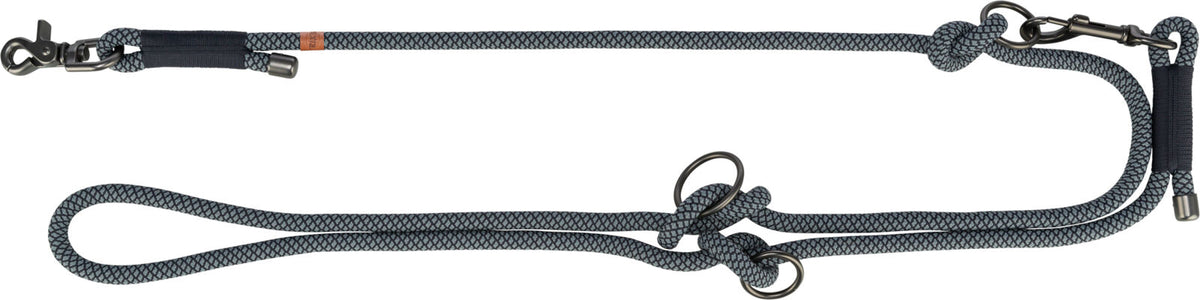 Graue Hundeleine mit Karabinerhaken und Verstellringen, im Flechtmusterdesign.