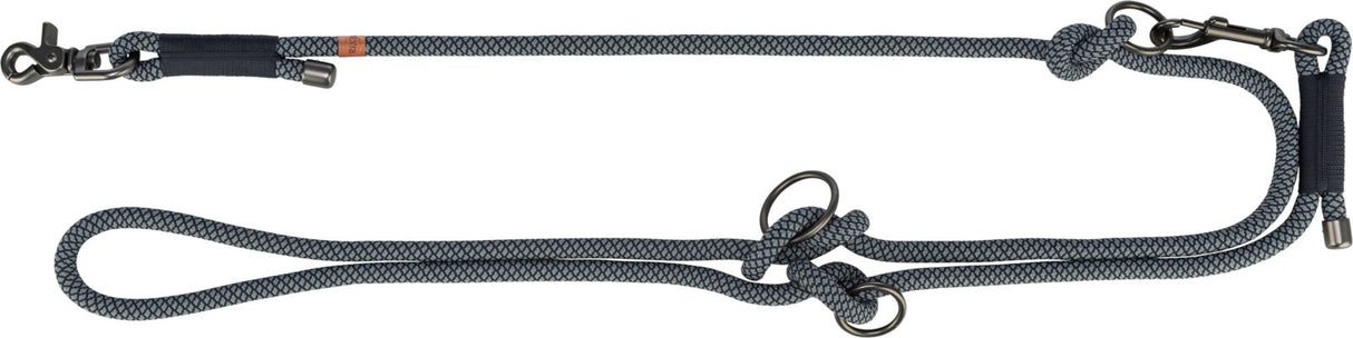 Graue Hundeleine mit Karabinerhaken und Verstellringen, im Flechtmusterdesign.