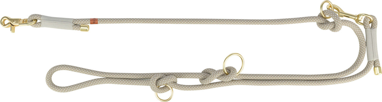 Beigefarbene Hundeleine mit Knoten und goldfarbenen Karabinern aus Metall.