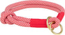Rotes und weißes, gemustertes Seil mit Knoten, bestehend aus zwei goldenen Metallringen.