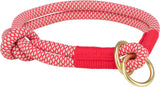 Rotes und weißes, gemustertes Seil mit Knoten, bestehend aus zwei goldenen Metallringen.