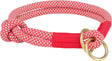 Rotes und weißes, gemustertes Seil mit Knoten, bestehend aus zwei goldenen Metallringen.