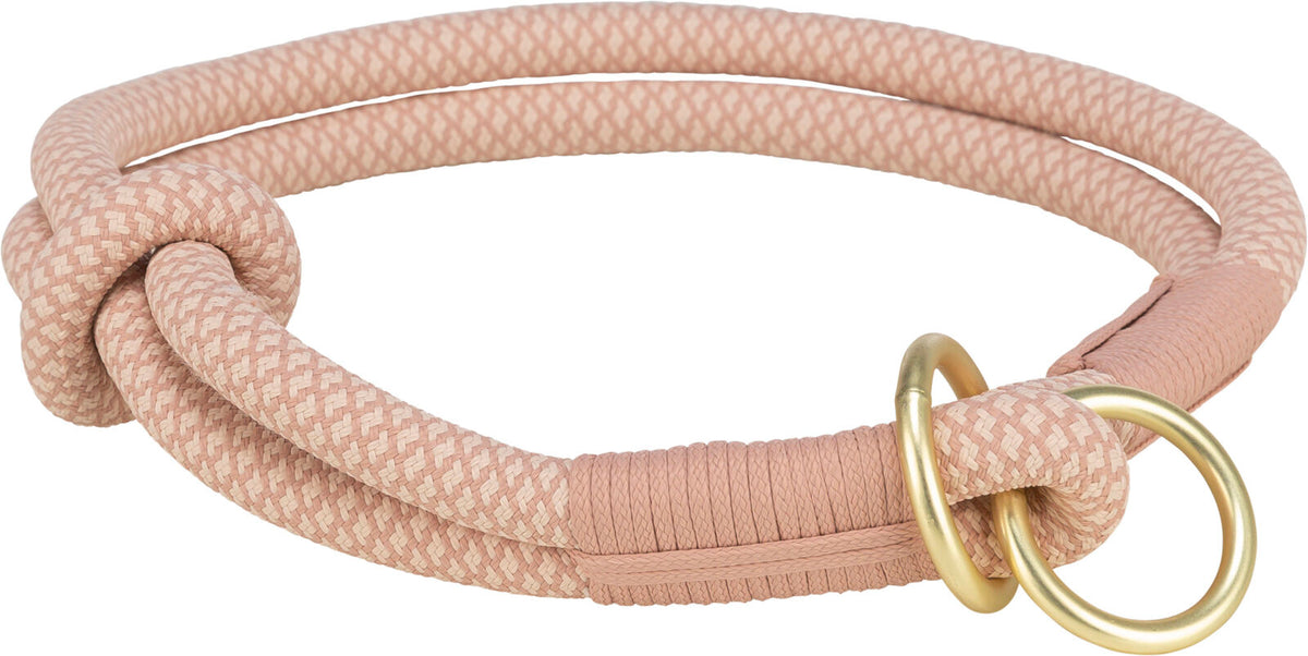 Geflochtenes, hellrosafarbenes Seil mit Knoten und zwei goldenen Metallringen, kompakt geformt.