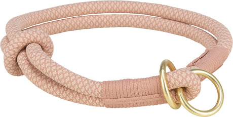 Geflochtenes, hellrosafarbenes Seil mit Knoten und zwei goldenen Metallringen, kompakt geformt.
