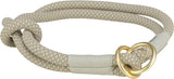 Geflochtenes Beigefarbenes und weißes Seil mit goldenem Ring und Knoten, schlichtes Design.