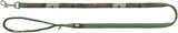 Grüne und beige Hundeleine mit Tarnmuster und Metallkarabiner, ausgestattet mit gepolsterter Handschlaufe.