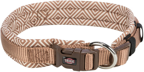 Braunes Hundehalsband mit geometrischem Muster, Klickverschluss und silbernem D-Ring, mit "Trixie" Logo.
