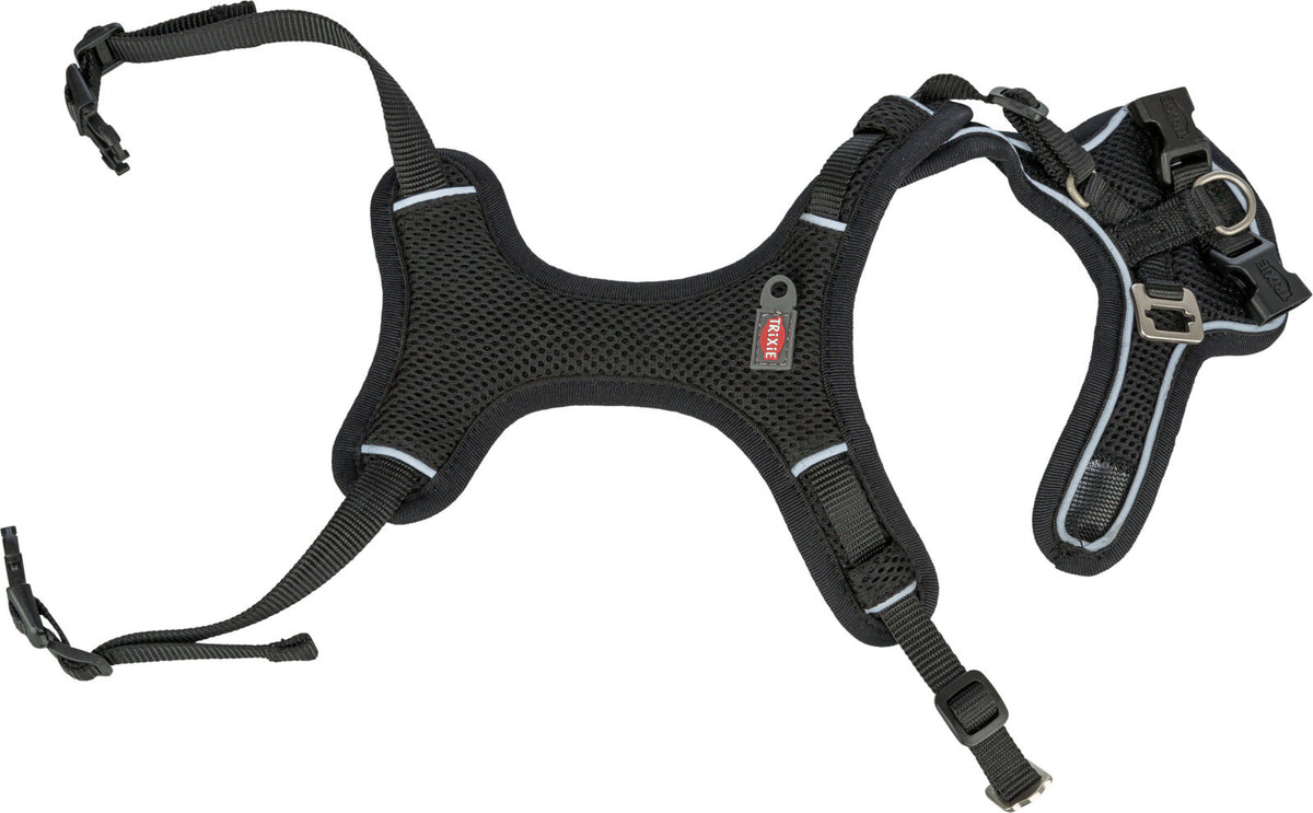 Schwarzes Hundegeschirr mit Netzstoff, silbernen Schnallen und blauen Ziernähten, Etikett mit Logo sichtbar.