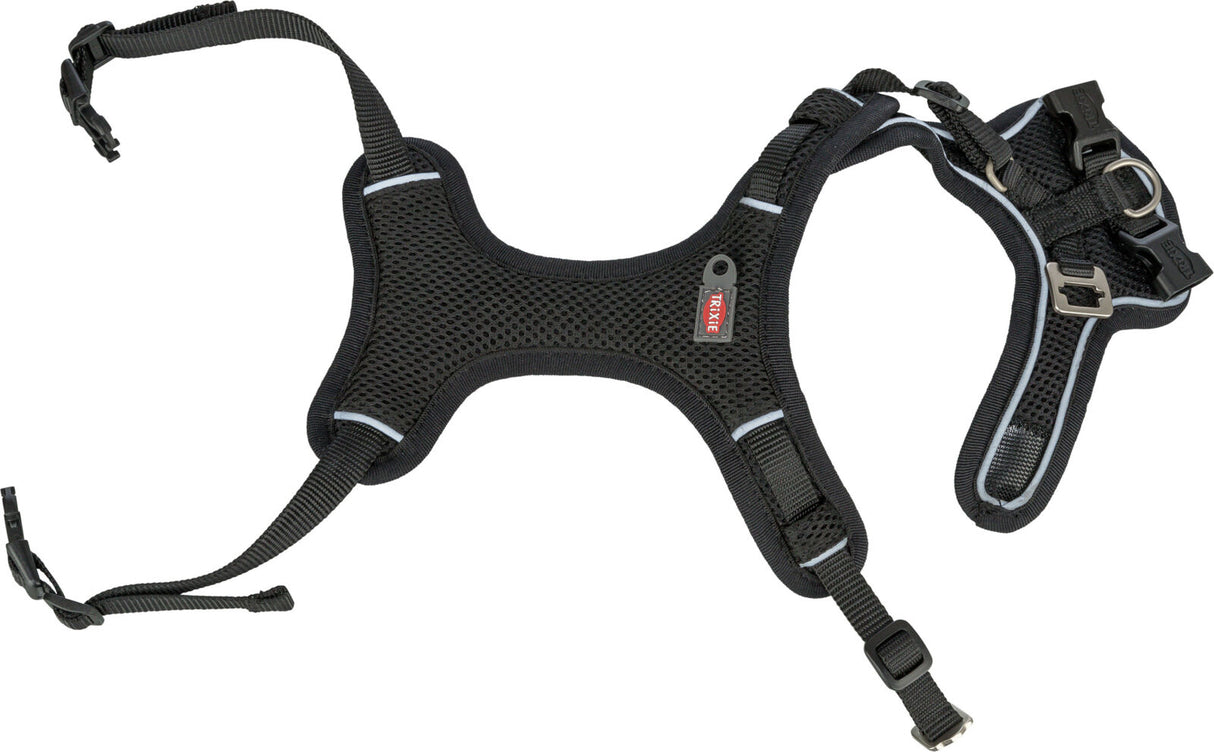 Schwarzes Hundegeschirr mit Netzstoff, silbernen Schnallen und blauen Ziernähten, Etikett mit Logo sichtbar.