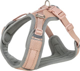 Ein beige-graues, aus Mesh-Material gefertigtes Hundegeschirr mit verstellbaren Gurten und einem Metallring.