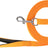 Orange Hundeleine mit schwarzem Griff, Metallkarabiner und "TRIXIE"-Logo auf dem Band sichtbar.