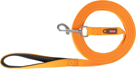 Orange Hundeleine mit schwarzem Griff, Metallkarabiner und "TRIXIE"-Logo auf dem Band sichtbar.
