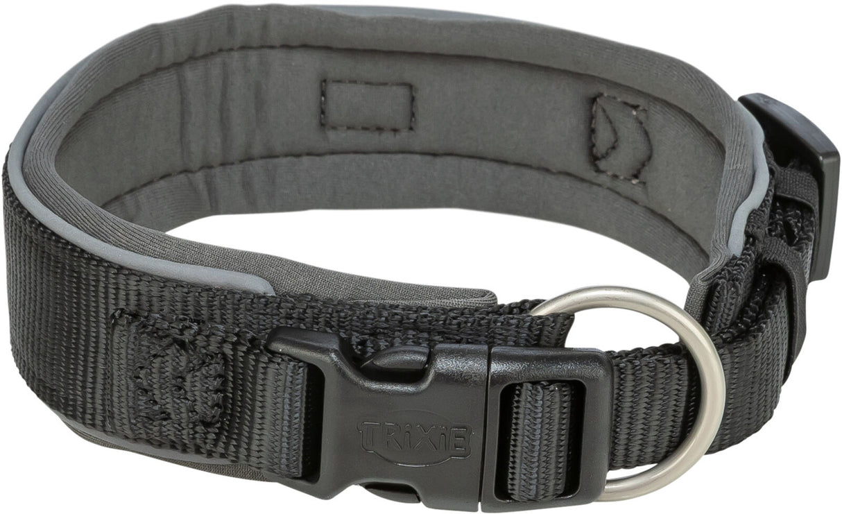 Schwarzes verstellbares Hundehalsband mit Klickverschluss und Metallring, sichtbare Marke "Trixie".