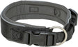 Schwarzes verstellbares Hundehalsband mit Klickverschluss und Metallring, sichtbare Marke "Trixie".