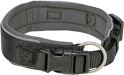 Schwarzes verstellbares Hundehalsband mit Klickverschluss und Metallring, sichtbare Marke "Trixie".